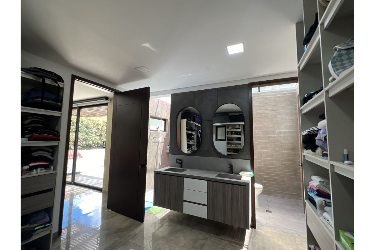 Imagen 11 de HERMOSA CASA EN LA CEJA ✨