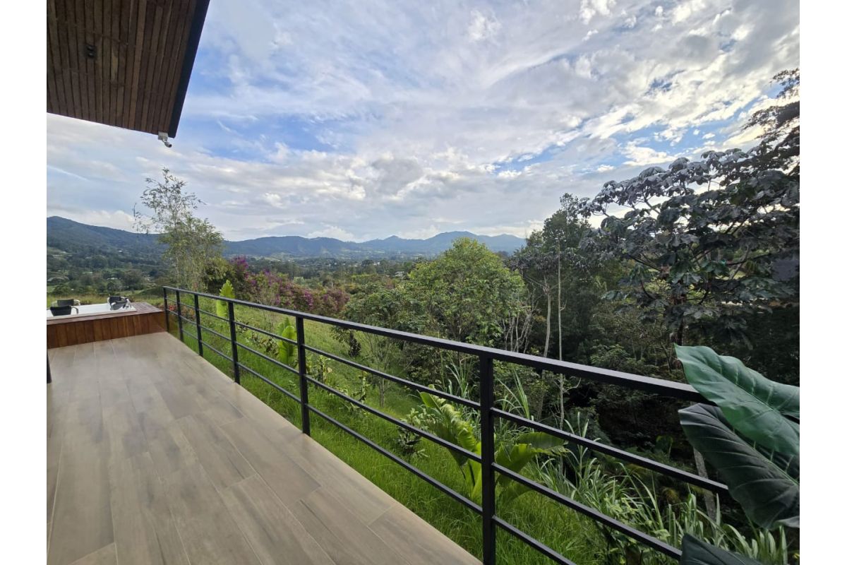 Imagen 3 de ESPECATCULAR CASA EN VÍA LA CEJA LLANOGRANDE