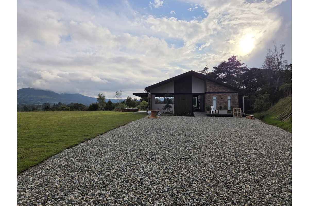 Imagen 4 de ESPECATCULAR CASA EN VÍA LA CEJA LLANOGRANDE