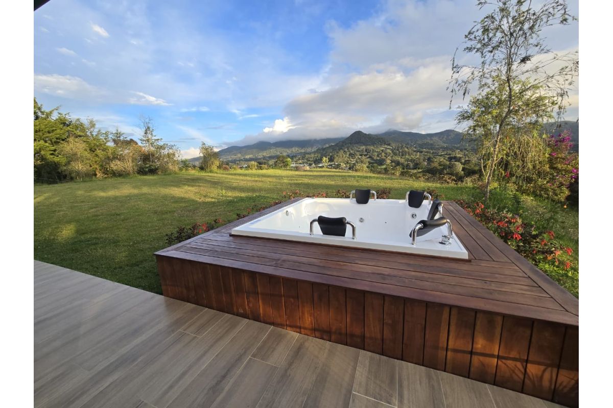 Imagen 9 de ESPECATCULAR CASA EN VÍA LA CEJA LLANOGRANDE