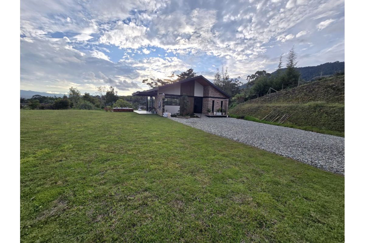 Imagen 18 de ESPECATCULAR CASA EN VÍA LA CEJA LLANOGRANDE